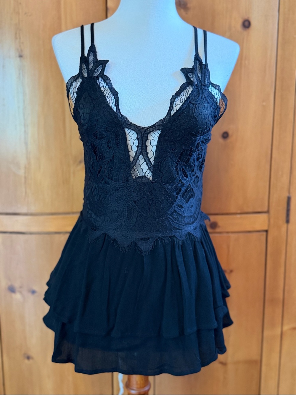 entro black lace peplum top, size M, NWT
